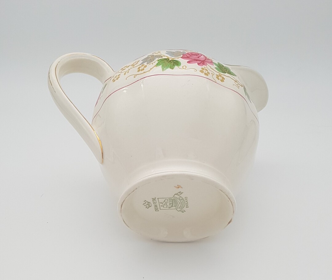 C0058 CREAM PETAL jug  GRINDLEY