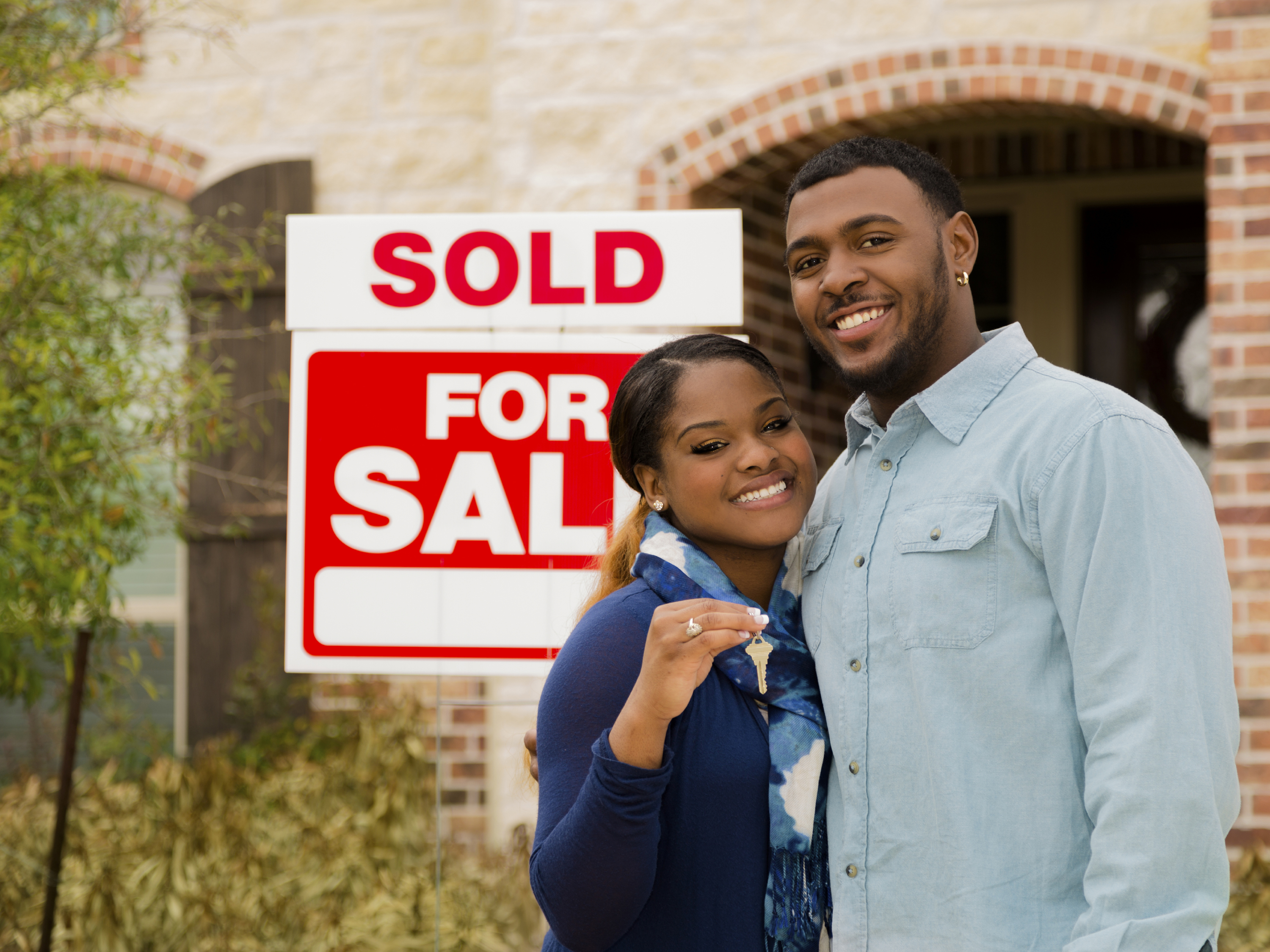 young-couple-with-keys-to-new-home-mt2015jpg